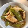 azbjbn's cooksnap of when they made スナップえんどうと玉ねぎと油揚げの煮物.