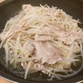 ねみねみ's cooksnap of when they made 簡単！豚バラともやしDEフライパン蒸し♪.