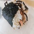 くむちん's cooksnap of when they made 鮭と塩昆布（昆布の佃煮）の二刀流おにぎり.