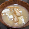 ラクラクダ's cooksnap of when they made 玉葱とわかめとお揚げの味噌汁.
