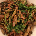 yuuc5's cooksnap of when they made ベーコンと豆苗としめじの簡単炒め♪.