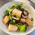 azbjbn's cooksnap of when they made 厚揚げとシイタケとブロッコリーのソテー.
