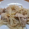 宇治抹茶430's cooksnap of when they made 簡単♪もやしえのきと豚バラのバタポン炒め.