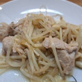 宇治抹茶430's cooksnap of when they made 簡単♪もやしえのきと豚バラのバタポン炒め.