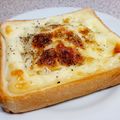 ☆★あんず姫★☆'s cooksnap of when they made 簡単惣菜パン！玉ねぎマヨチーズトースト.