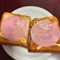 ママメイン！時々子供's cooksnap of when they made おひとりさまのパンがサクサクハムトースト.