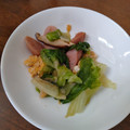 ケンチャナヨ～'s cooksnap of when they made レタスと卵と魚肉ソーセージのさっと炒め♪.