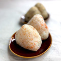 かっちゃん杉's cooksnap of when they made 簡単！焼き鮭とごま油のおにぎり.
