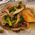 aaa195's cooksnap of when they made 秋香る 鮭としめじのバターしょうゆ.
