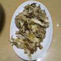 ラリー＆サラ's cooksnap of when they made 簡単にもう１品(๑• •๑)焼き舞茸～♪.
