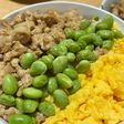 三色丼(鶏そぼろと卵と枝豆)