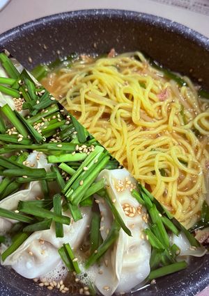 ワンパンで簡単・極旨★餃子鍋& 旨辛〆ラーメン-レシピのメイン写真