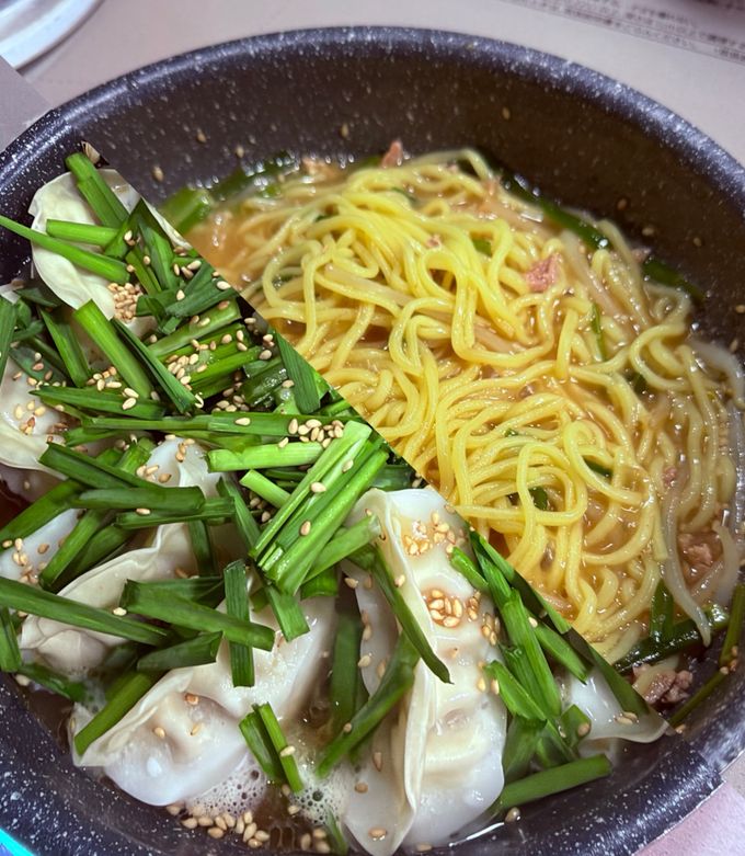 ワンパンで簡単・極旨★餃子鍋& 旨辛〆ラーメン-レシピのメイン写真