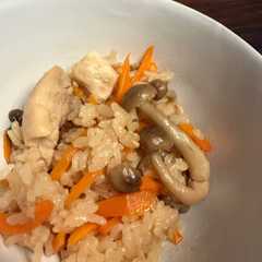 รูปของ 鶏もも肉とキノコの炊き込みご飯