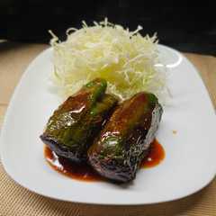 รูปของ まるごとピーマンのチーズ肉詰め