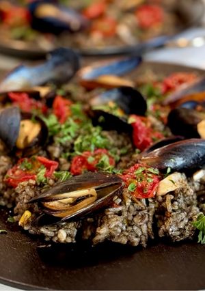 炊いたご飯で作る16穀米のイカ墨パエリア-レシピのメイン写真