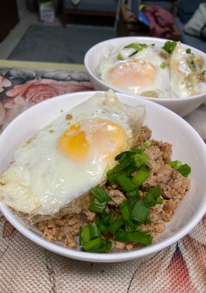 目玉焼きピリ辛そぼろどん-レシピのメイン写真