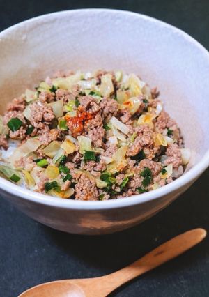 キャベツ・ニラ・豚ひき肉のレンチン餃子丼-レシピのメイン写真