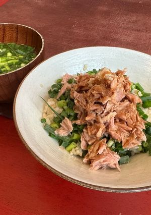 ツナ水煮缶砂糖醤油かけ青ねぎ飯-レシピのメイン写真