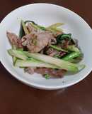 ブロッコリーの茎と豚肉の炒め物