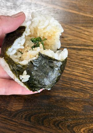 衝撃！春菊とクリチのおかかマヨおにぎり！-レシピのメイン写真