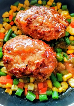 ミックスベジタブルを敷き詰めたハンバーグ-レシピのメイン写真