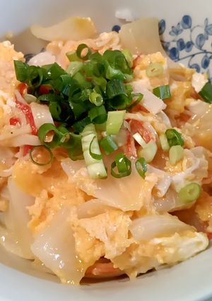 安い早い簡単!新玉ねぎとカニカマの玉子丼-レシピのメイン写真
