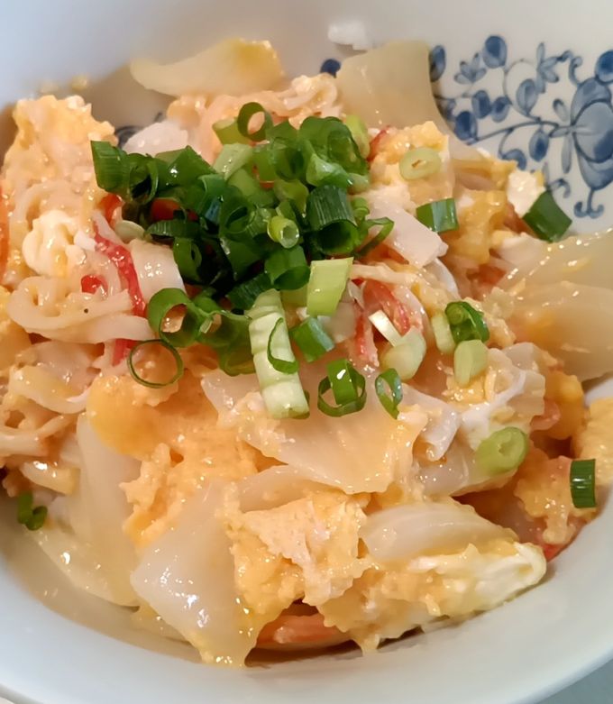 安い早い簡単！新玉ねぎとカニカマの玉子丼-レシピのメイン写真