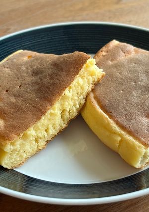 1枚を切り分ける、基本の米粉ホットケーキ-レシピのメイン写真