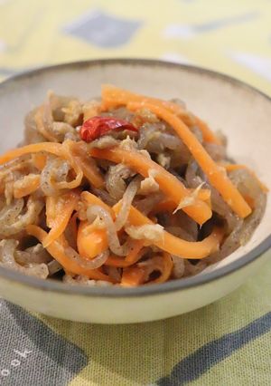 ツナ缶と糸こんにゃくと人参の醤油麹炒め-レシピのメイン写真