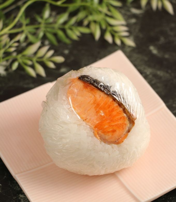 鮭おにぎり Amazon.co.jp: 尾西 携帯おにぎり 鮭 50袋入 : 食品・飲料・お酒