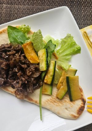 簡単！ナンの焼肉、ズッキーニのせ！-レシピのメイン写真