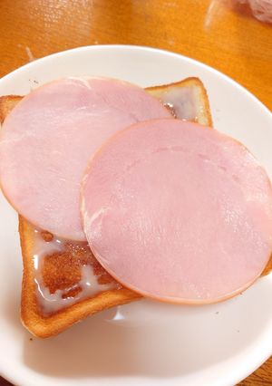【食パン】いろんな食べ方①練乳+ハム-レシピのメイン写真