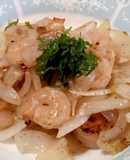 冷凍むきエビと玉ねぎの炒め物