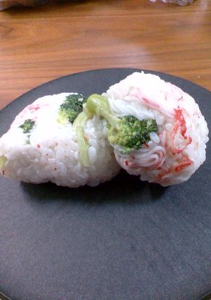 ブロッコリーとカニカマのおにぎり-レシピのメイン写真