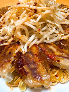 カリカリ焼そばと焼き餃子の特製麻辣ソース-レシピのメイン写真