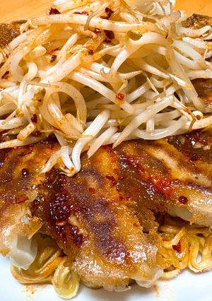 カリカリ焼そばと焼き餃子の特製麻辣ソース-レシピのメイン写真