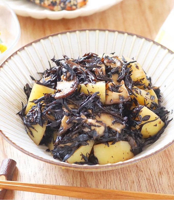 ワンパン◎新じゃがとひじきと椎茸の煮物 by 杉山かふん ワンパン◎新じゃがとひじきと椎茸の煮物 by 杉山かふん