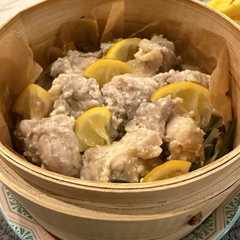 A picture of レモンを乗せて！塩麹鶏の蒸籠蒸し.