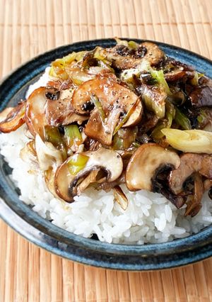 バター醤油で白米止まらない♪ネギきのこ丼-レシピのメイン写真