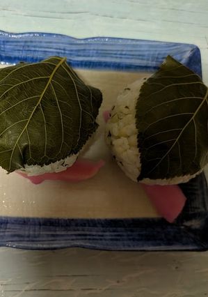 ささっと桜の葉でもち麦入り白米お握り-レシピのメイン写真