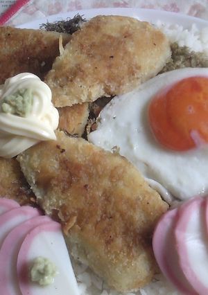 備蓄米でカフェ丼68マアジフライ蒲鉾月見-レシピのメイン写真