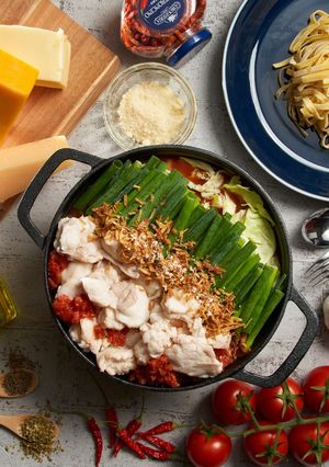 チーズと生パスタで〆る、チリトマトもつ鍋-レシピのメイン写真