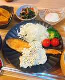 簡単ご飯がすすむ🐾鮭のムニエル