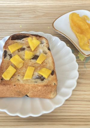 レーズンパンにドライマンゴーと蜂蜜を-レシピのメイン写真