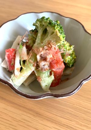 ブロッコリーと玉ねぎの梅おかかマヨ和え-レシピのメイン写真