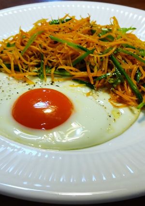 人参とさやえんどうの炒め物　目玉焼き付き-レシピのメイン写真