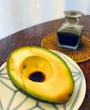 アボカドを切ってにんにく醤油を垂らす