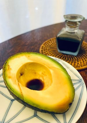 アボカドを切ってにんにく醤油を垂らす-レシピのメイン写真