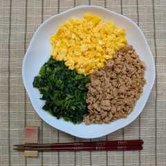 รูปของ 簡単給食　鶏そぼろ丼